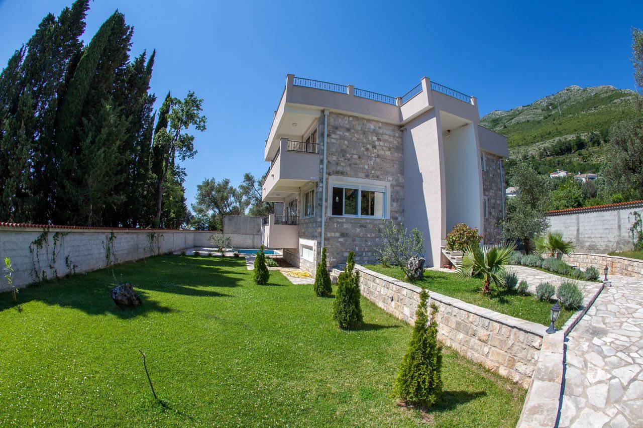 Villa bella 3. Вилла Бечичи Будванская Ривьера. Villa Bella Villa Черногория. Вилла в Будве. Самая красивая вилла реки Режевичи.